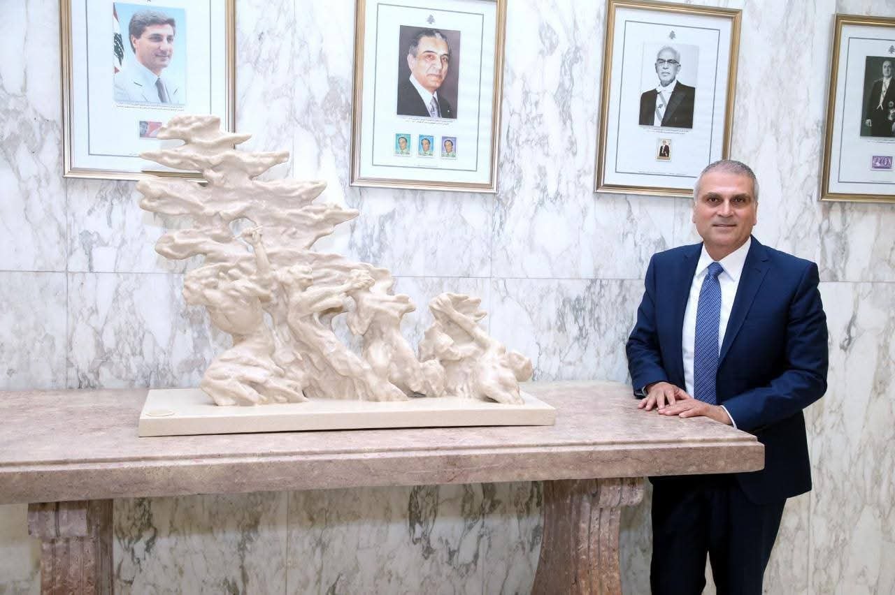 الفنان رودي رحمة في زيارة فخامة الرئيس الجمهورية جوزاف عون وقدم له منحوتة