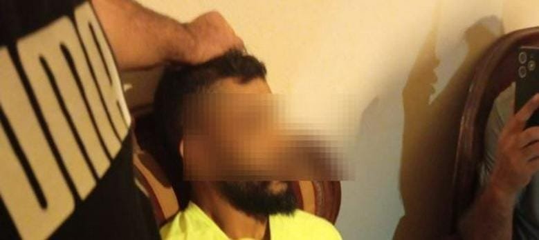 وجده نائمًا في فراشه… تفاصيل صادمة