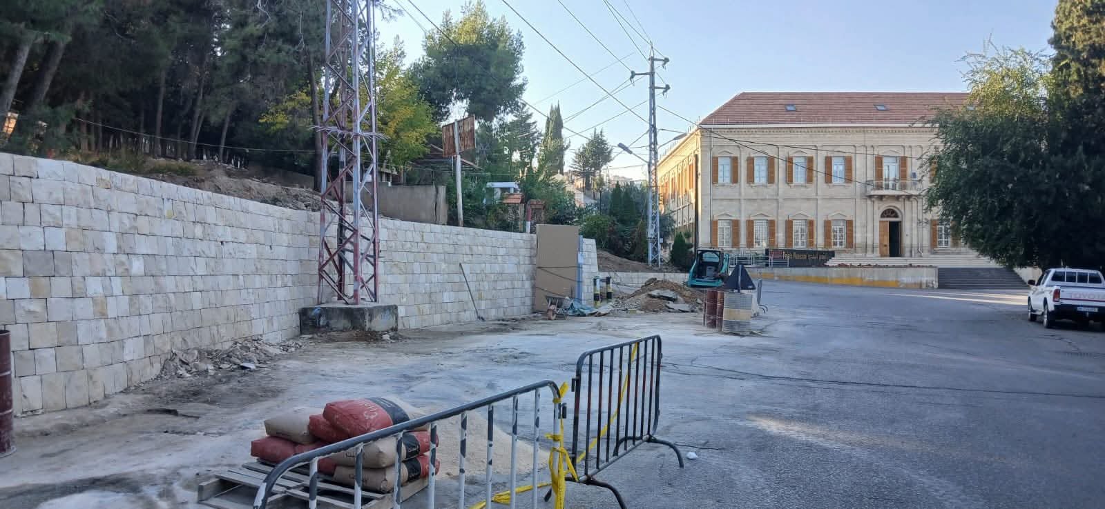 بلدية زحلة تُنجز أعمال إعادة ترميم عدد من جدران الدعم حفاظًا على السلامة العامة