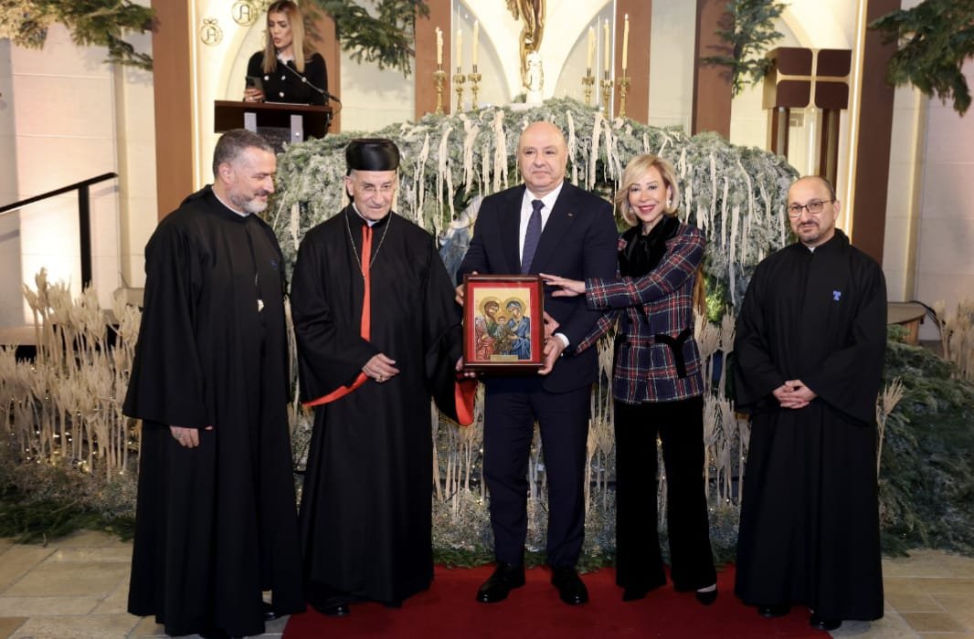 رئيس الجمهورية واللبنانية الاولى شاركا  في تساعية الميلاد في الجامعة الانطونية